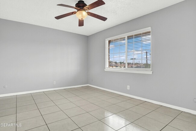 Building Photo - 333 Eubank Ct
