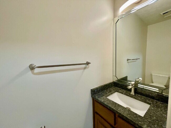 Building Photo - Spacious 6-Bedroom Gem In Fayetteville!