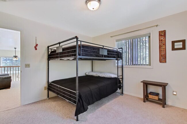 Building Photo - 1496 Pine Ridge Dr