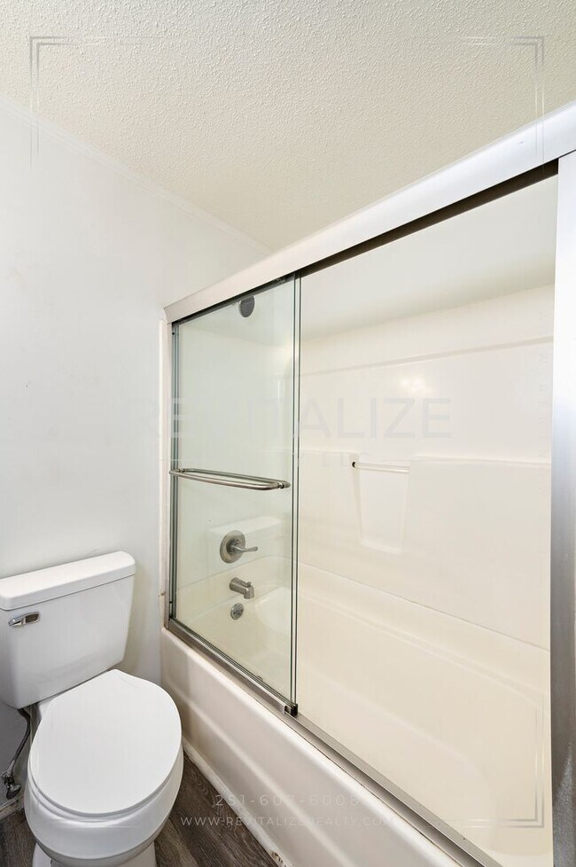 Building Photo - HALF-DEPOSIT SPECIAL!! Updated Brick 3 Bed 1 Bath Home with Huge Yard on Quiet Street!