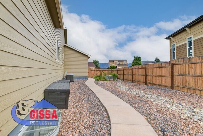 Building Photo - Beautiful ranch style home available to mo...