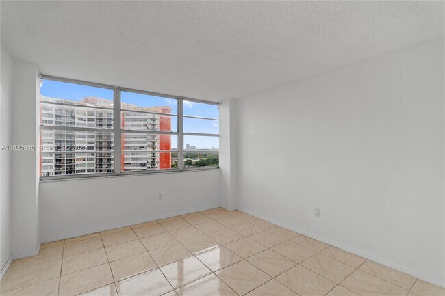 Building Photo - 1301 NE Miami Gardens Dr
