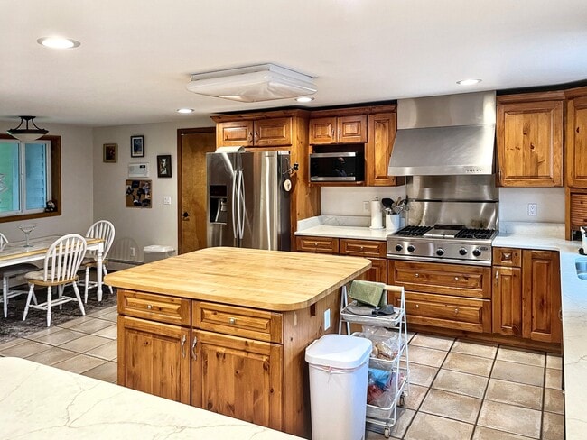 Building Photo - 22454 Hilltop Cir
