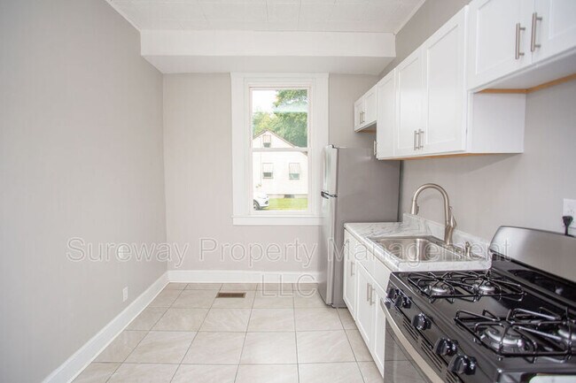 Building Photo - 614 Main St