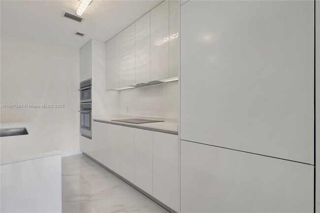 Building Photo - 700 NE 24th St