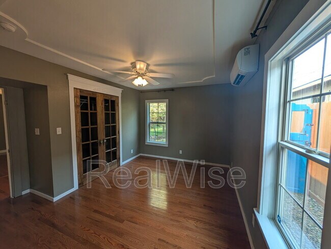 Building Photo - 501 NE Broadway St