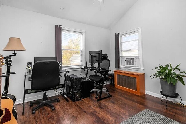 Building Photo - 248 Spruce St