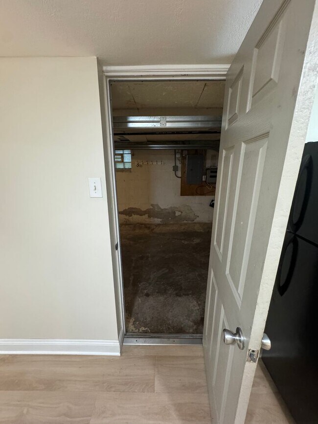 Building Photo - Coraopolis - 3 Bedroom, 1 Bath - Charming ...