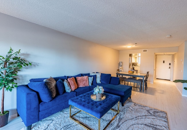 Building Photo - Beautiful Renovated 2 Bedroom Condo with Laundry Hookups, Private Patio, Secured Parking, Hardwoo...