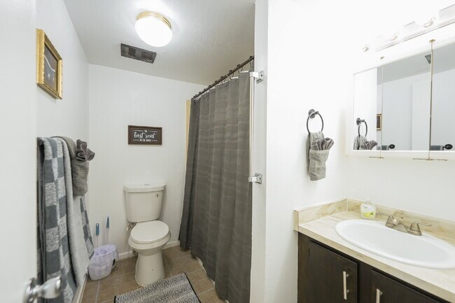 Building Photo - Warm and Welcoming Fully Furnished 2BR/1BA...