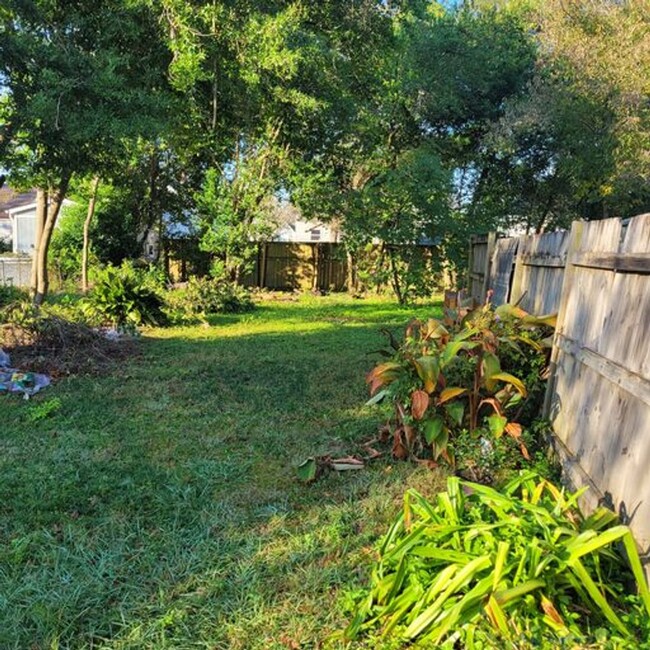 Building Photo - This 2 bedroom 1 bath bungalow is located ...