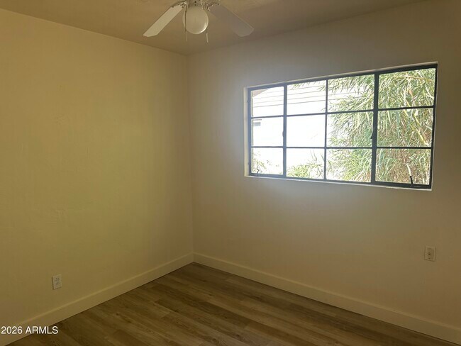 Building Photo - 1324 E Hall St