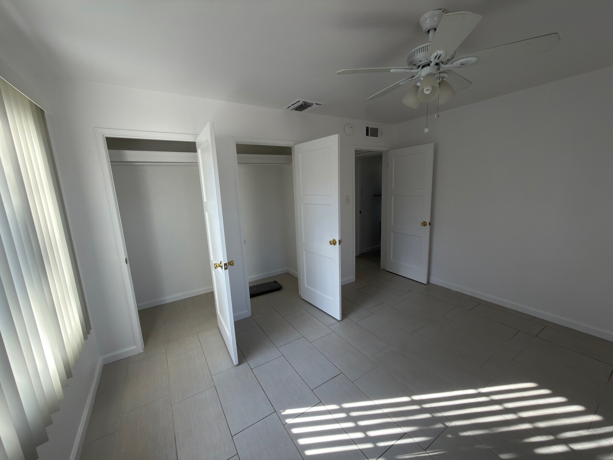 Building Photo - 967 E Camino Parocela