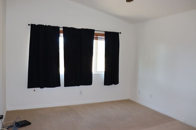 Building Photo - East Side 3 Bed 2 Bath Energy Efficient Pulte Home