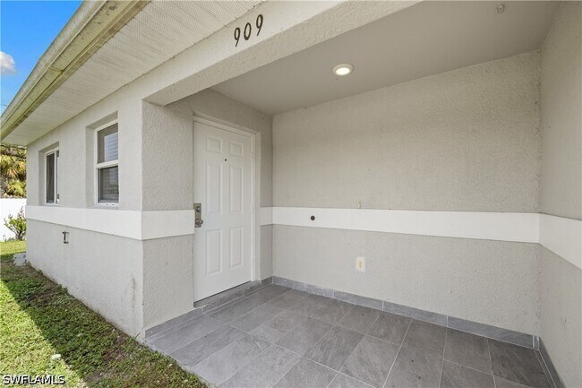 Building Photo - 909 Jaguar Blvd