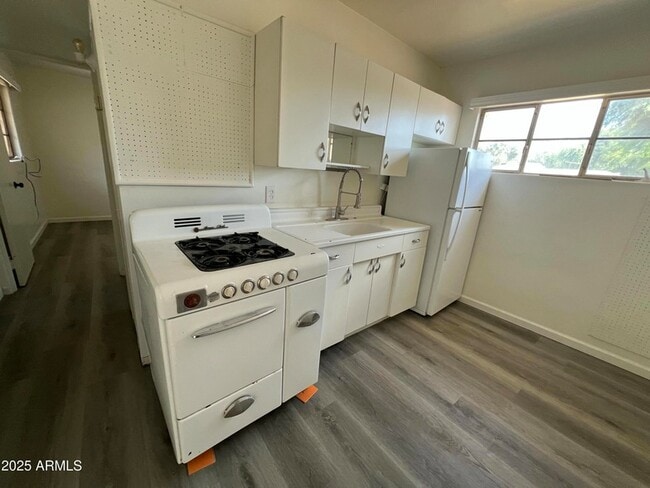 Building Photo - 1137 S Judd St