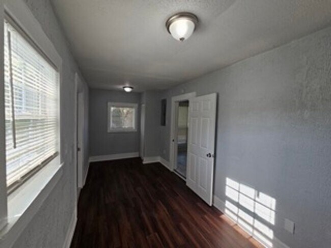 Building Photo - Spacious 3BR/2BA Home with Modern Amenities and Fenced Yard