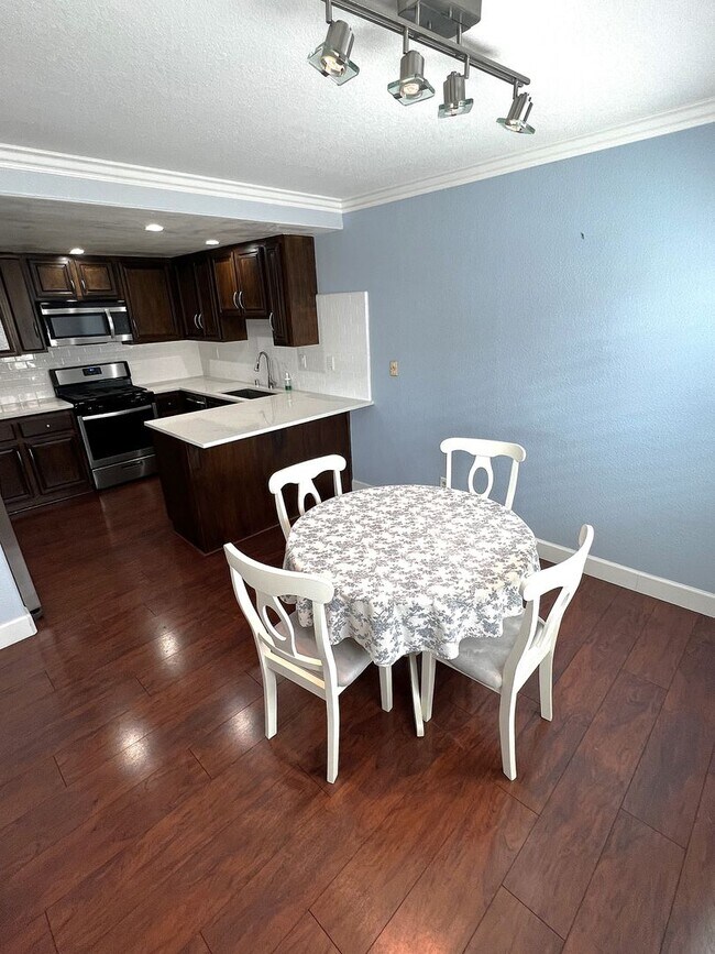 Building Photo - Modern Beachside Living – 2-Bed, 2.5-Bath ...