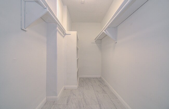 Building Photo - 8820 Bissonnet St