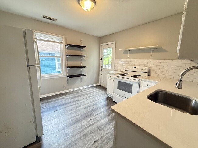 Building Photo - 2 Bedroom Cottage in Woodbine!