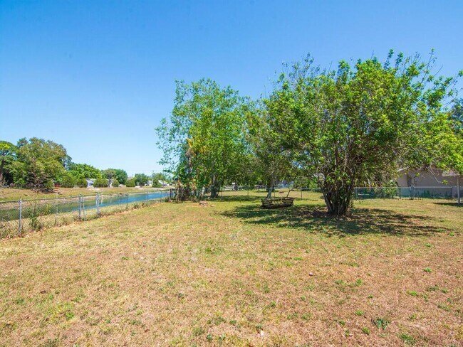 Building Photo - 254 SW Bridgeport Dr