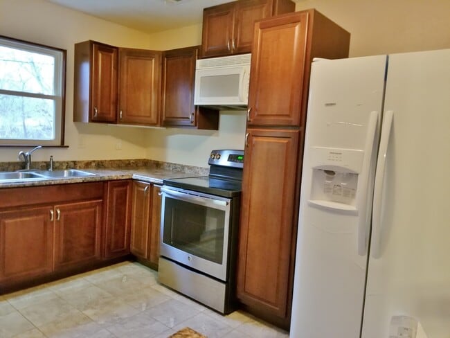 Building Photo - Very nice 3BR Rancher with appliances near Shunga Trails!