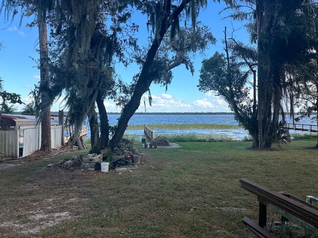 Building Photo - Lakefront cottage