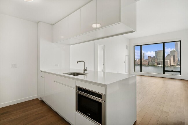 Building Photo - 99 Hudson St