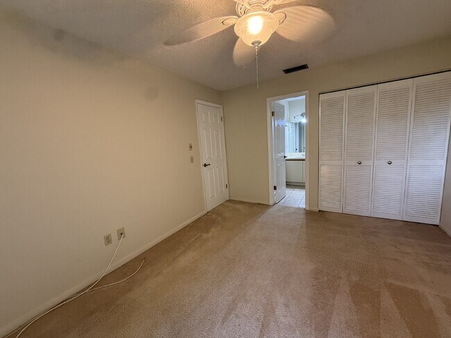 Building Photo - Spacious 2BR/2BA Condo with Vaulted Ceilin...