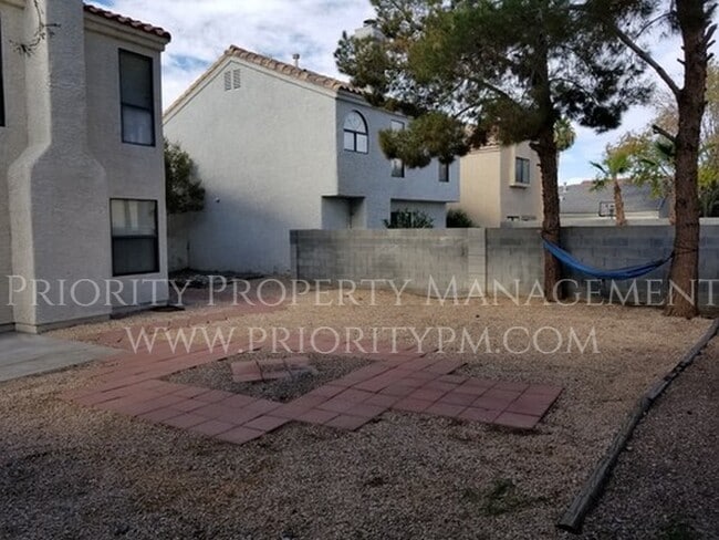 Building Photo - 2052 Waverly Cir