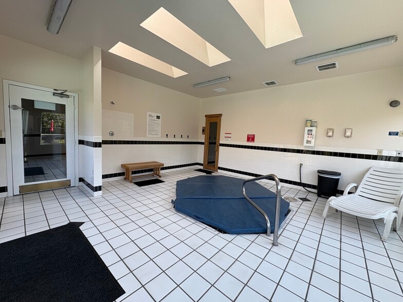 Indoor Hot tub & Sauna - 12510 109th Ct NE