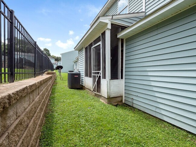 Building Photo - 2221 Timberwood Cir N