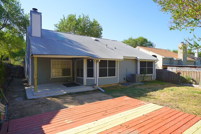 Building Photo - Great Home Near Randolph AFB - Realtor Com...