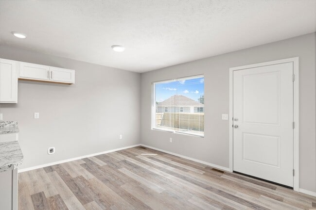 Building Photo - 4 bedroom home with a fenced in yard!