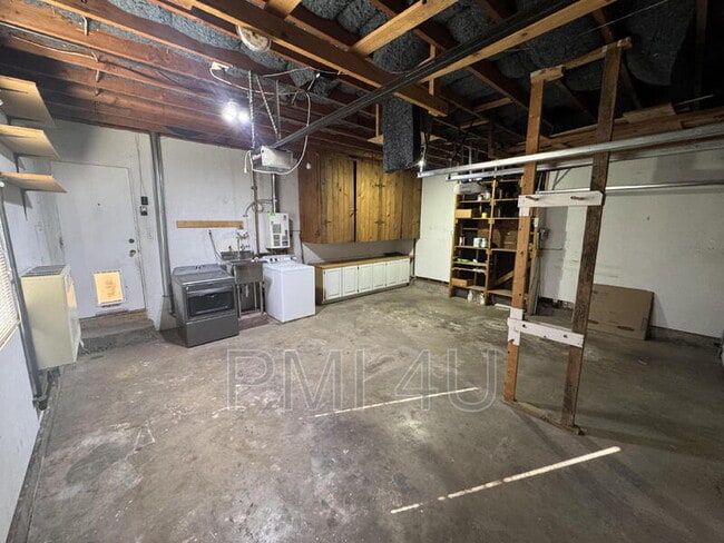 Building Photo - 1421 Stanford Dr NE