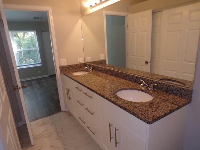 Building Photo - 1053 Woodhill Ct