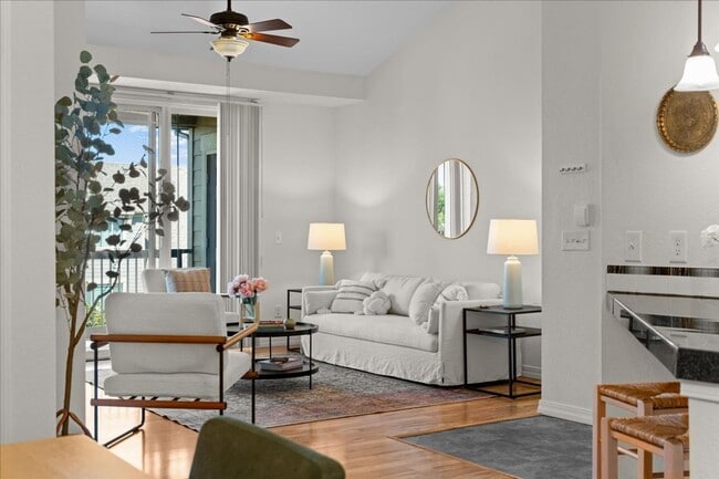 Building Photo - Beautiful 2 Bed 2 Bath Condo in Central Fo...