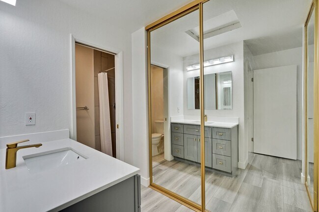 Building Photo - 2 bed 2 bath condo
