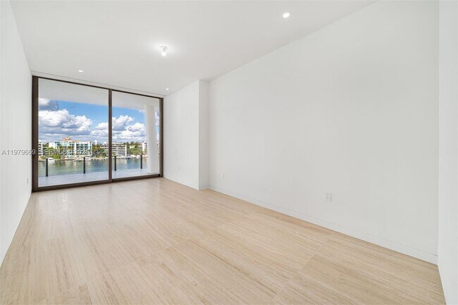 Building Photo - 5 Grove Isle Dr