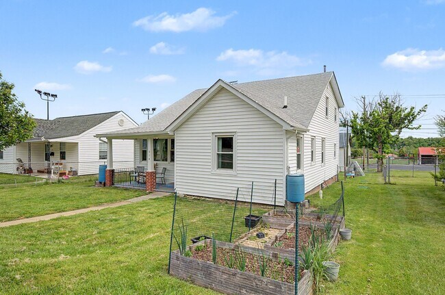 Building Photo - Spacious 5-Bedroom Home Near Radford University