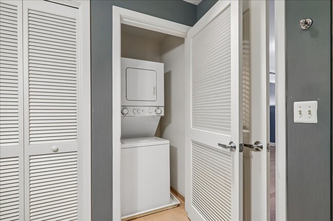 Building Photo - Unbeatable location, Contemporary 1 BD 1.5 BA in Adams Morgan with PARKING, private balcony and R...