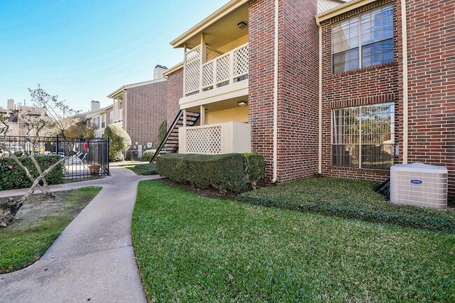 Building Photo - 2121 El Paseo St