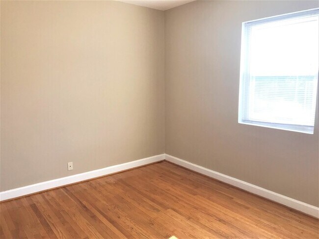 Building Photo - 523 Martin St