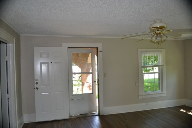 Building Photo - Charming 2 Bed/ 1 Bath Coming Soon!!!