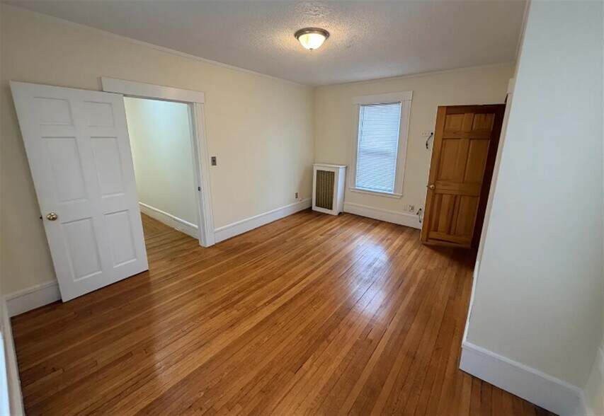 Building Photo - 158 Holland St