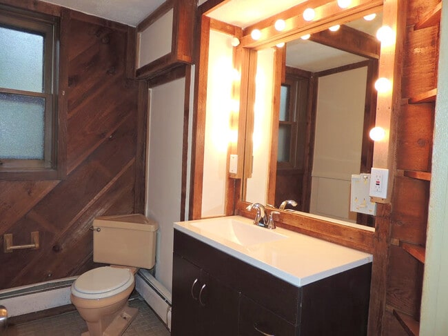 Building Photo - Extraordinary 4 Bedroom 2 Full Bathroom Co...