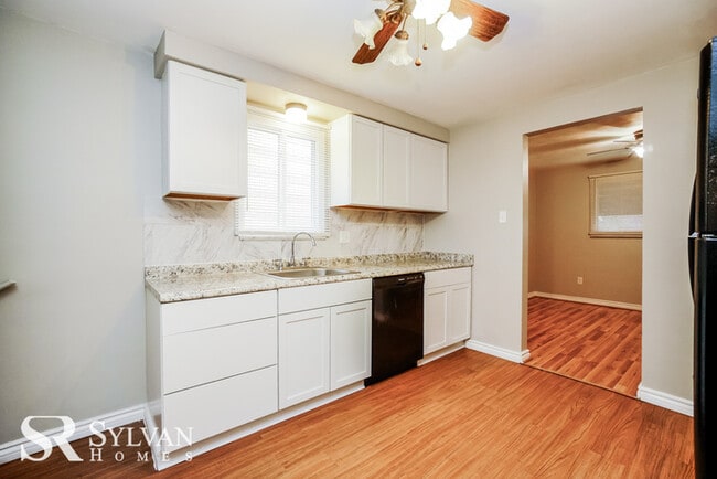 Building Photo - Your dream home is waiting for you.