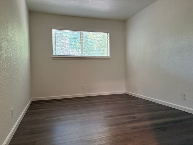 Building Photo - Beautiful 3 Bed, 2 Bath Home in a Desirabl...