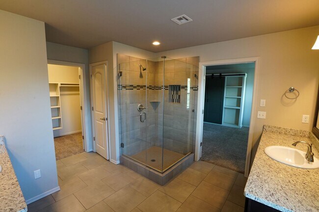 Building Photo - 3 Bed | 2 Bath in New Tulsa!