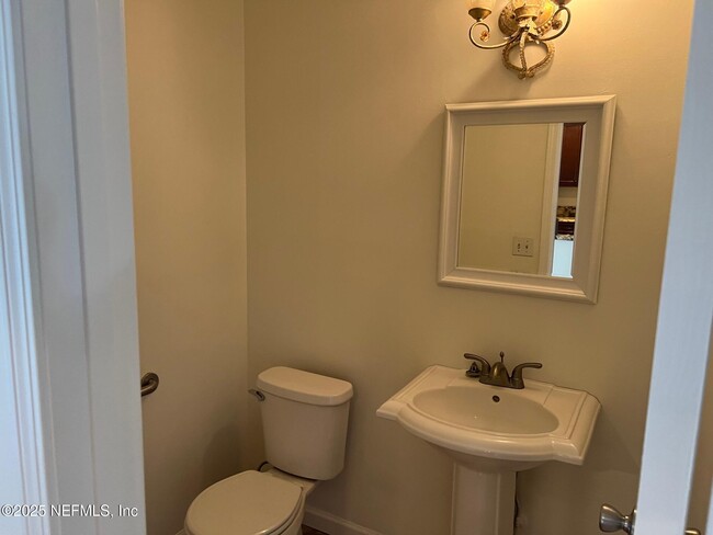 Building Photo - 3948 MEADOWVIEW Dr